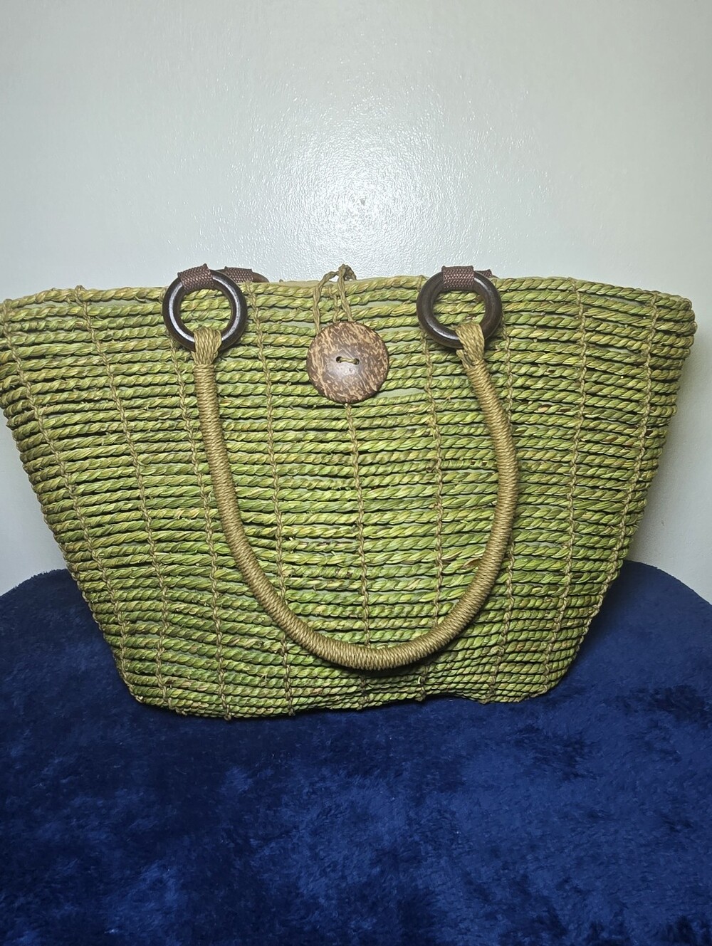 NWOT Straw Woven Summer Hand Bag Basket Purse Avacado Green Wood Accents